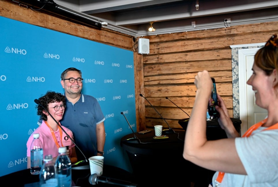 Direktør Kenneth Stien fotograferes sammen med reporter Kari Anne i TV Bra under Arendalsuka 2022.